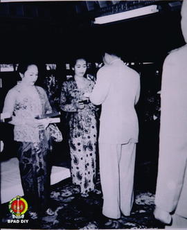 Presiden Soekarno memberikan piagam penghargaan kepada 2 orang tokoh perempuan Jepang.
