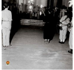 Presiden Soekarno didampingi Sri Sultan Hamengku Buwono IX menyampaikan pengarahan menjelang pela...