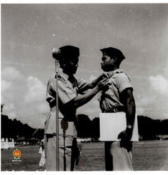 KGPAA VIII sedang menyerahkan Piagam kepada seorang Prajurit pada Upacara Peringatan Hari Pahlawan