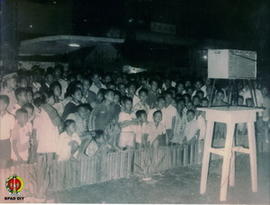 Masyarakat pengunjung Pekan Raya Dwi Dasa Warsa Kemerdekaan RI sedang menyaksikan siaran TVRI den...
