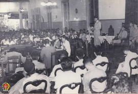 Presiden Soekarno sedang menyampaikan sambutannya dalam Rapat Pleno KNIP, yang didampingi Panglim...