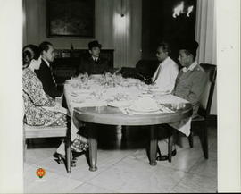 Persiapan jamuan makan di Istana Negara Yogyakarta dari kiri Istri Presiden RI (Ibu Fatmawati) Sr...