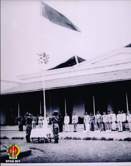 Pengibaran bendera merah putih oleh petugas Sri Sultan Hamengku Buwono IX sebagai inspektur perin...