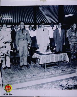 Presiden Soekarno didampingi oleh Sri Sultan Hamengku Buwono IX dan pejabat negara lainnya dalam ...