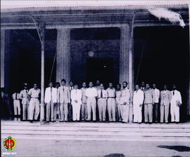 Sri Sultan Hamengku Buwono IX didampingi para Gubernur se- Indonesia untuk foto bersama usai konf...