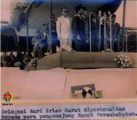 PJM. Presiden Soekarno sedang memperkenalkan delegasi dari Irian Barat kepada para peserta rapat ...