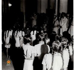 Presiden Soekarno menyampaikan sambutan pengarahan dalam acara aubade Peringatan Hari Pahlawan.