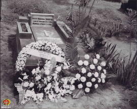 Karangan bunga di makam Albert Manumpuk Sipahutar dari Kantor Berita Antar Ngabean 2