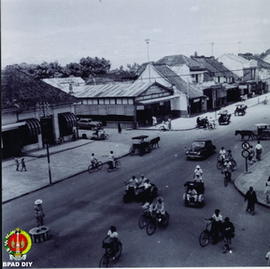 Kesibukan di Jalan Ahmad Yani Yogyakarta tampak Restoran Cheribon (sekarang bernama Cirebon) yang...
