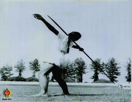 Seorang atlet putrid sedang melempar lembing dalam lomba olahraga KORI.