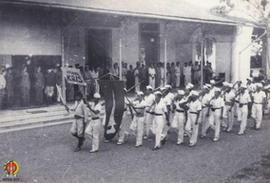 Presiden Soekarno didampingi oleh Panglima Besar Jenderal Soedirman menyaksikan Defile Laskar Rak...