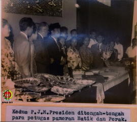 PJM Presiden Rumania dan PJM. Presiden Soekarno berada di tengah-tengah petugas pameran batik dan...