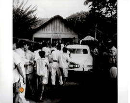 Kendaraan Bung Hatta tiba di Sibolga disambut dengan meriah oleh rakyat Sibolga Sumatra.