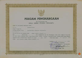 Piagam penghargaan dari Gubernur DIY diberikan kepada Sumardiyanto dan Herry Subagyo atas peran s...