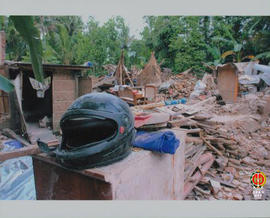 Rumah penduduk Desa Jombokan Bambanglipuro luluh lantak akibat Gempa DIY 2006, tampak helm milik ...