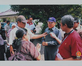 Wakil Gubernur Sumatra Selatan Mahyuddin NS, sedang diwawancarai beberapa orang wartawan usai men...