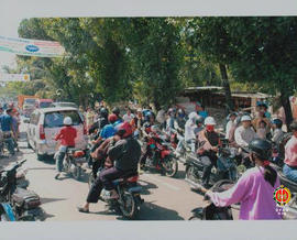 Warga masyarakat memadati jalan akan mengikuti Musyawarah Rakyat Bnatul di Pleret Bantul, 13 Juni...