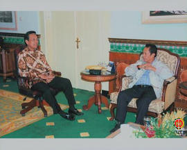 Gubernur Provinsi DIY Sri Sultan HB X dan Gubernur DKI Jakarta Sutiyoso  berbincang–bincang setel...