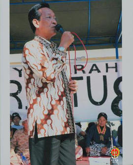 Sri Sultan HB X menyampaikan pidato di hadapan warga masyarakat Bantul.