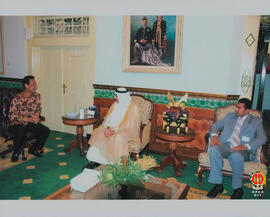 Sri Sultan HB X berbincang-bincang dengan dua orang perwakilan dari Bulan Sabit Kuwait, di dalam ...