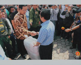 Gubernur DKI Jakarta Sutiyoso menyerahkan secara simbolis  karung yang berisi selimut bantuan yan...