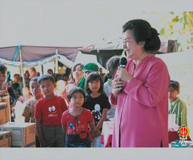 Anak-anak korban gempa tampak menyimak penyampaian sambutan dari perwakilan penyumbang bantuan.