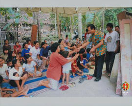 Gubernur Provinsi DIY Sri Sultan HB X sedang berjabat tangan dengan ibu-ibu penduduk Desa Jomboka...