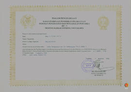 Piagam penghargaan dari BP-7 DIY diberikan kepada Siti Mahmudah, dkk sebanyak 2 orang atas presta...