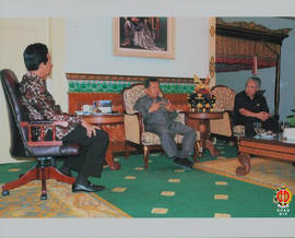 Sri Sultan HB X sedang mendengarkan penjelasan dari pimpinan rombongan Komisi V DPR RI, 29 Mei 2006.