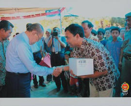 Seorang warga sambil memegang dos berjabat tangan dengan Wakil Gubernur Provinsi DIY Sri Paduka P...