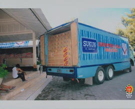 Bantuan Biskuit dari Rokok Sukun (MC. Wartono) dengan posisi  masih didalam truk bok yang berasa ...