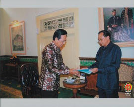 Sri Sultan HB X menerima Berita Acara Penyerahan Bantuan Gempa dari Gubernur Bali Drs. Dewa Made ...