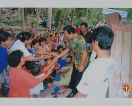 Gubernur Provinsi DIY Sri Sultan HB X sedang berjabat tangan dengan penduduk Desa Jombokan Bamban...