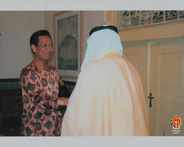 Sri Sultan HB X berjabat tangan menyambut kedatangan perwakilan dari Bulan Sabit Kuwait atas bant...