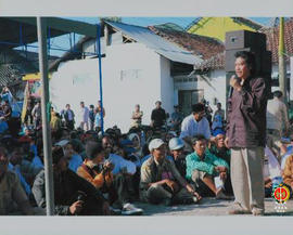 Situasi Musyawarah Rakyat Bantul, tampak warga sambil duduk ditanah antusias mengikuti acara.
