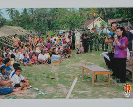 GKR Hemas sedang berdiri berbicara didepan para korban gempa ditanah lapang Desa Jombokan Bambang...