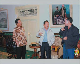 Gubernur DKI Jakarta Sutiyoso, Gubernur Provinsi DIY, dan seorang tamu dalam posisi berdiri berbi...