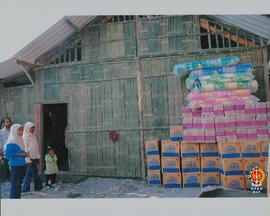 Tumpukan bantuan bagi korban gempa yang diserahkan oleh Gubernur Provinsi DIY Sri Sultan HB X di ...