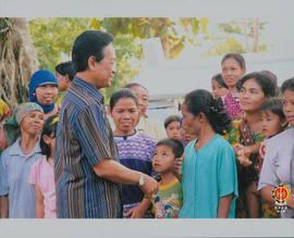 Gubernur Provinsi DIY Sri Sultan HB IX sedang beramah tamah dengan masyarakat Desa Ngoro-oro Patu...