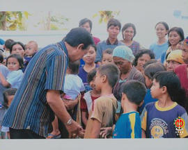 Anak-anak dan masyarakat Desa Ngoro-oro Patuk Gunungkidul antusias untuk bisa bersalaman dengan G...