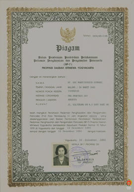 Piagam BP7 Daerah Istimewa Yogyakarta diberikan kepada Ny. Sri Wahyuningsih Siswadi dan Ngudi Har...