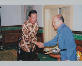 Wakil Gubernur Sumatra Selatan Mahyuddin NS berpamitan pulang dengan berjabat tangan kepada Guber...