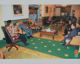 Gubernur Provinsi DIY Sri Sultan HB X sedang berbicara dengan rombongan dari Provinsi Sumatra Sel...