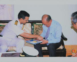 Pimpinan Angkatan Laut India Pavan Chauhan sedang menunjukkan dan menerangkan gambar atau tulisan...