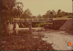 Pembangunan jembatan di atas sungai dilihat dari arah Utara dalam kondisi 100%.