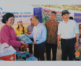 Wakil Gubernur Provinsi DIY Sri Paduka Paku Alam IX menerama secara simbolis bantuan berupa pakai...