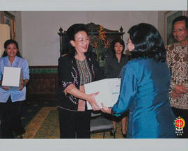 GKR Hemas istri Gubernur Provinsi DIY secara simbolis menerima bantuan dari Ketua Lions Club Indo...