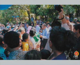 Wakil Gubernur Provinsi DIY Sri Paduka Paku Alam IX berada di tengah kerumunan warga yang di loka...
