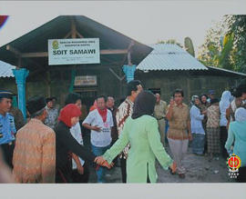 Sri Sultan HB X beramah tamah dengan warga usai acara peresmian dan penyerahan bantuan di SDIT Sa...