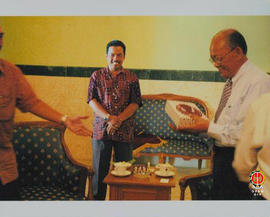 Tampak Wakil Gubernur Provinsi DIY Sri Paduka Paku Alam IX memegang cinderamata disaksikan salah ...